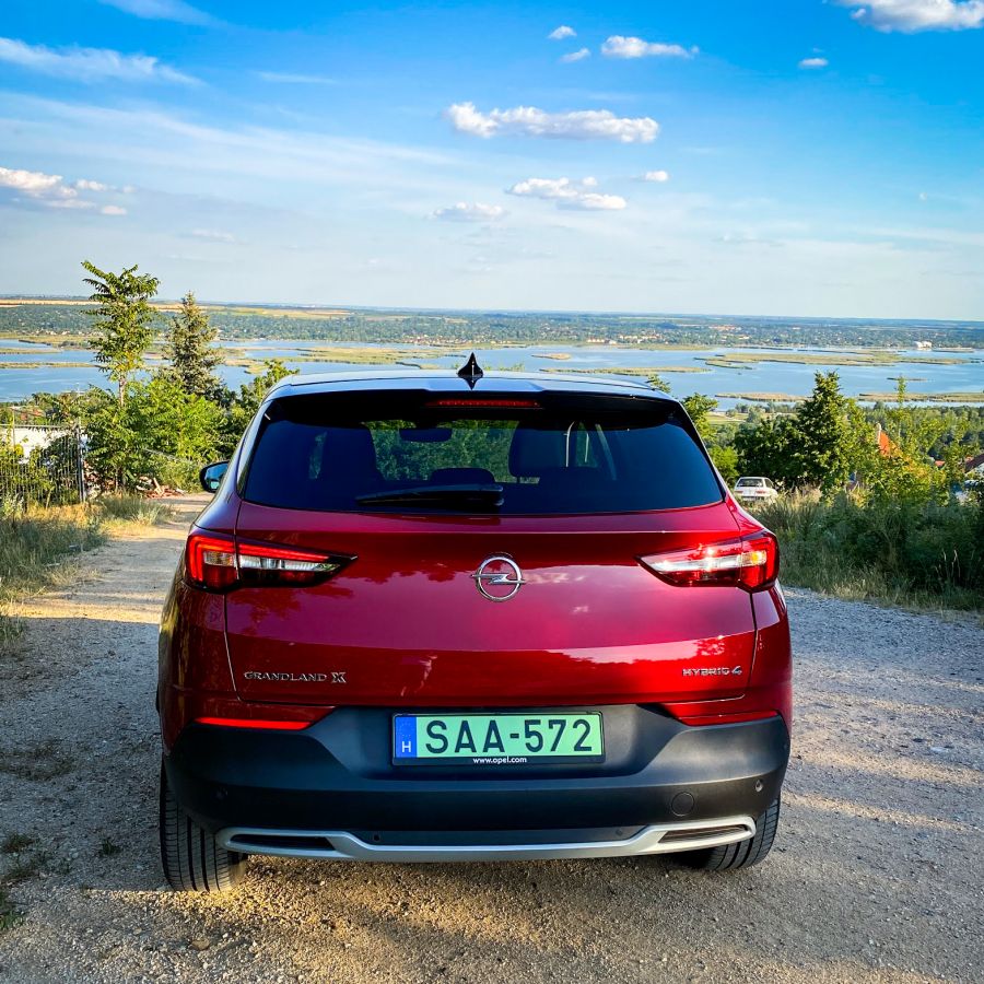 Melyik öltönyt válasszam?  - Opel Grandland X 4Hybrid - STYLENEWS - Mobility - opel grandland x 4hybrid teszt, opel grandland x teszt, opel grandlang x teszt, opel hybrid teszt, opel teszt, 