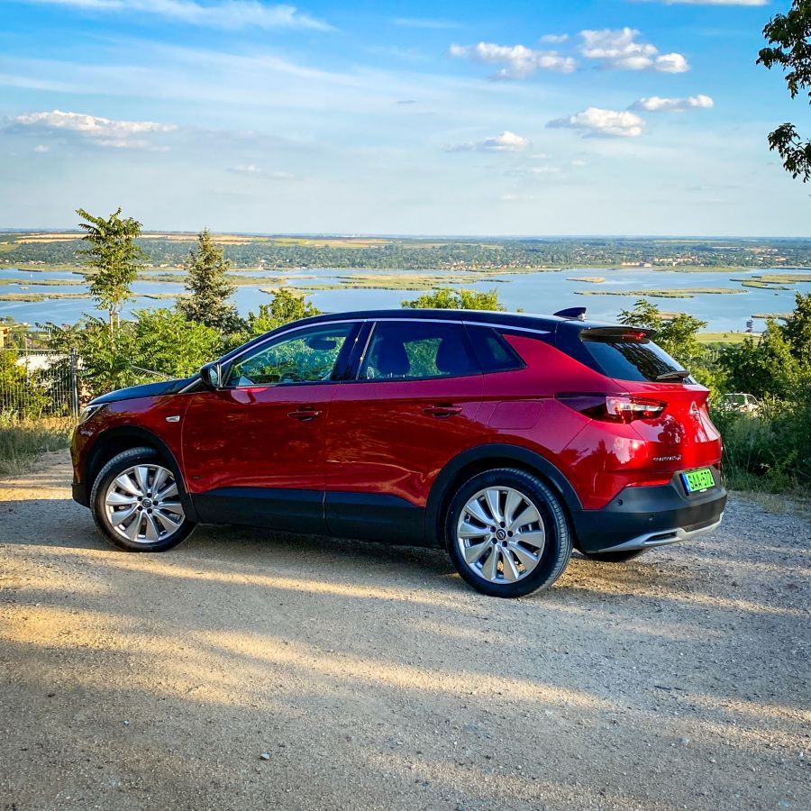 Melyik öltönyt válasszam?  - Opel Grandland X 4Hybrid - STYLENEWS - Mobility - opel grandland x 4hybrid teszt, opel grandland x teszt, opel grandlang x teszt, opel hybrid teszt, opel teszt, 