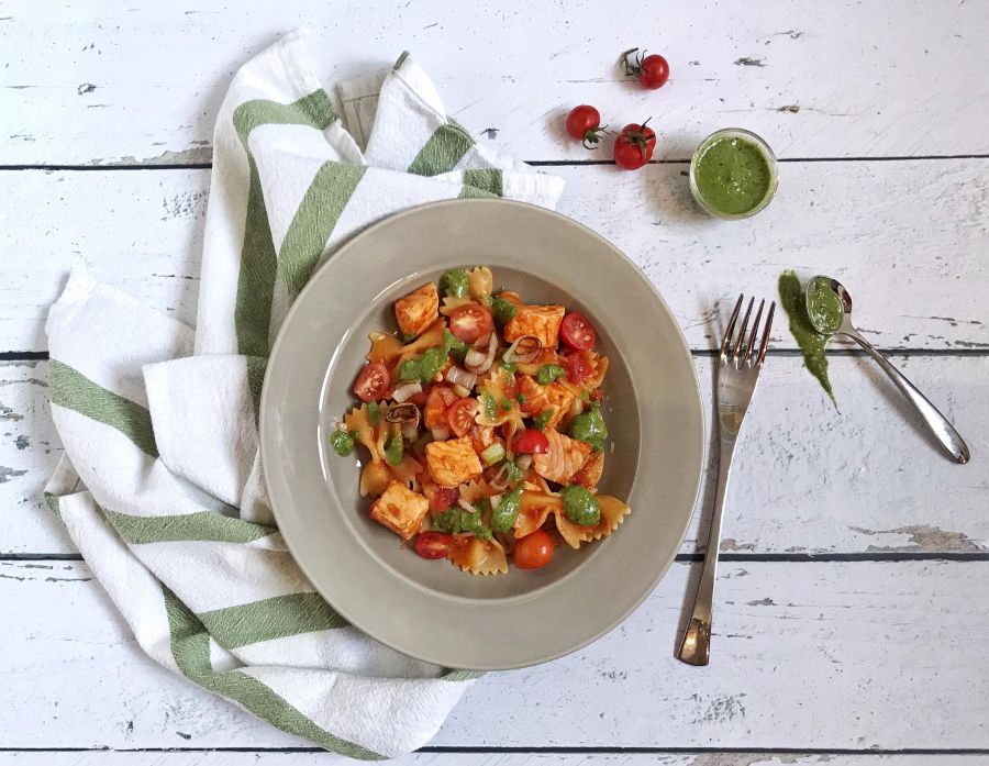 Lazacos farfalle (pirított újhagyma, tökmagos petrezselymes pesto) - STYLELIFE - Gasztronómia - farfalle, gasztronómia, lazacos farfalle, pestos tészta, tészta, 