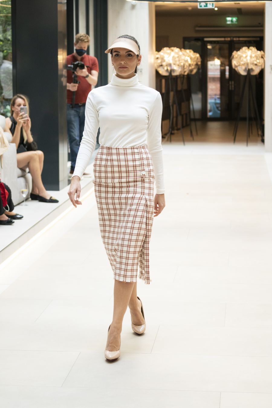 Óriási sikerrel mutatta be új kollekcióját a NAVONA Fashion az első UK-Central Europe Business Summit™-on - DIVAT&STÍLUS - Hírek  - divatbemutató, navona fashion, 