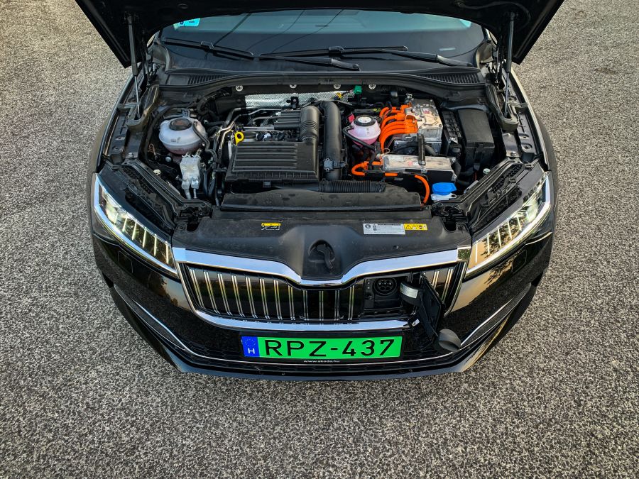 A környezetvédelmi miniszter – Skoda Superb iV Plug-in hybrid - STYLENEWS - Mobility - skoda PHEV teszt, skoda superb, Supeb hibrid teszt, superb 2020 teszt, superb iV Plug-in hybrid teszt, superb plugin teszt, 