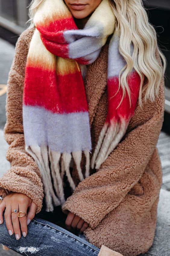 Stílusiskola: így viselj színes sálakat - DIVAT&STÍLUS - Stílusiskola - divat, outfit, sálak, stílus, színes sálak, 