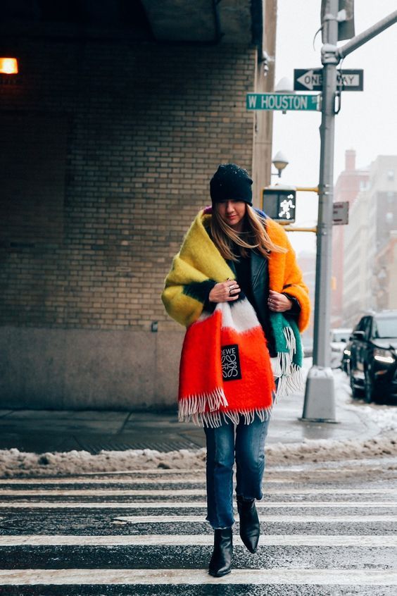Stílusiskola: így viselj színes sálakat - DIVAT&STÍLUS - Stílusiskola - divat, outfit, sálak, stílus, színes sálak, 