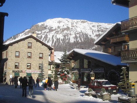Livigno a vakítóan fehér hegyek otthona - Fesztelen mindennapok -  - alpesi si, alpesi völgy, korcsolyázás, Livigno, snowboard, svájc, 