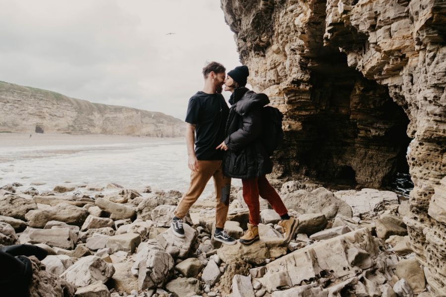 3 árulkodó jelzés, hogy a nő szexuálisan vonzódik hozzád - KERESD A NŐT  - Férfiszempont - férfiszemmel, szexuális vonzalom, vonzalom, vonzalom érintés, vonzalom kialakulása, vonzalom okai, 