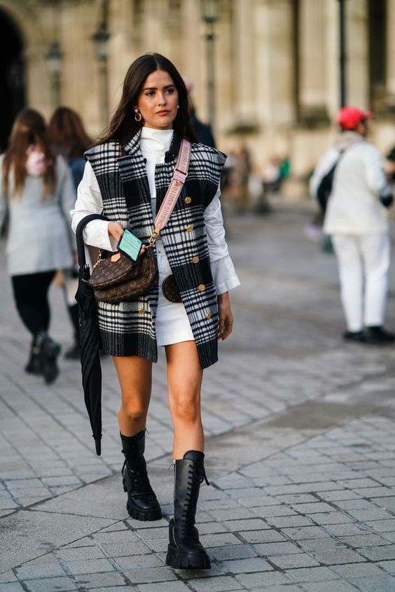 Stílusiskola: így viselj tavasszal bokacsizmákat és shortokat - DIVAT&STÍLUS - Stílusiskola - bokacsizma, divat, outfit, short, stílus, 