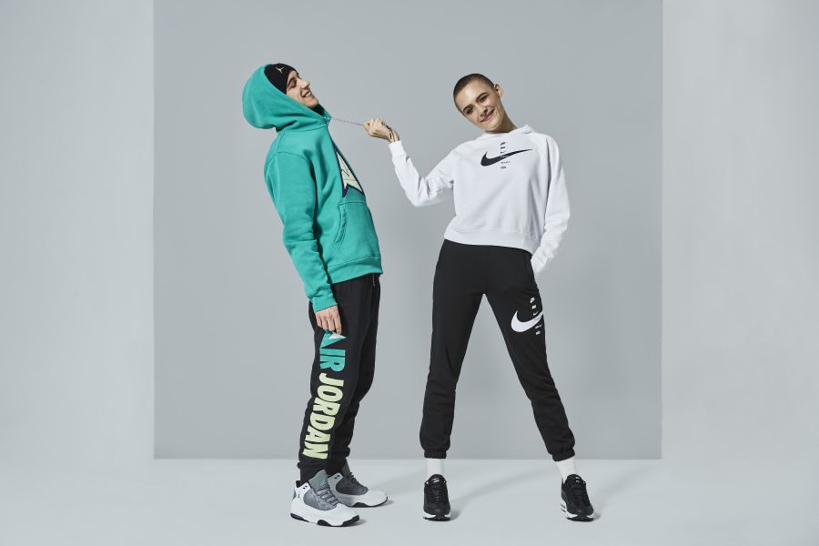 Hogyan állítsunk össze menő streetwear lookot? - DIVAT&STÍLUS - Stílusiskola - melegítő nadrág, oversize ing, streetwear, streetwear look, 