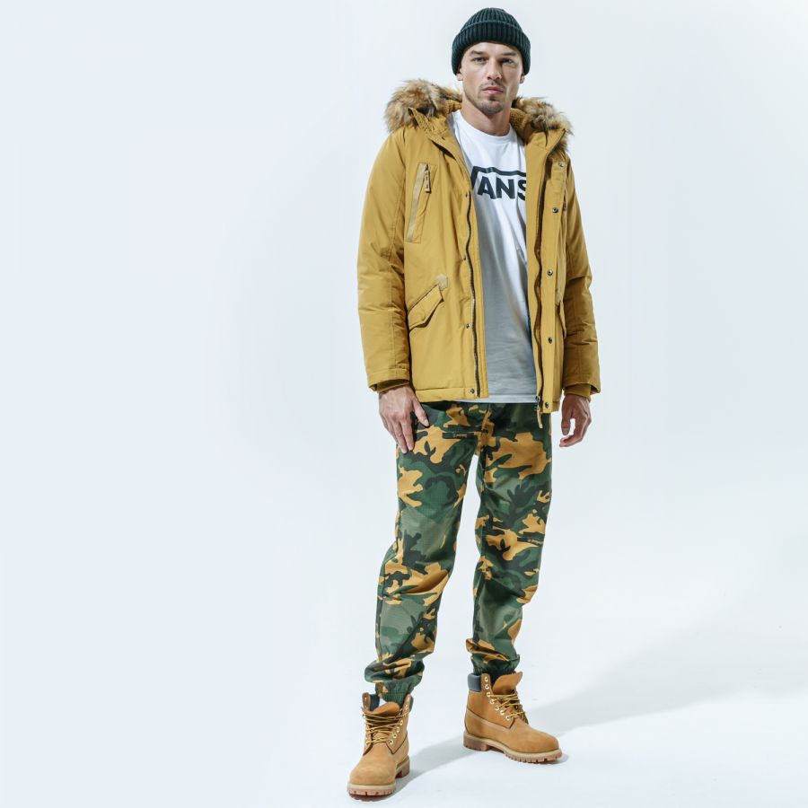 Hogyan állítsunk össze menő streetwear lookot? - DIVAT&STÍLUS - Stílusiskola - melegítő nadrág, oversize ing, streetwear, streetwear look, 