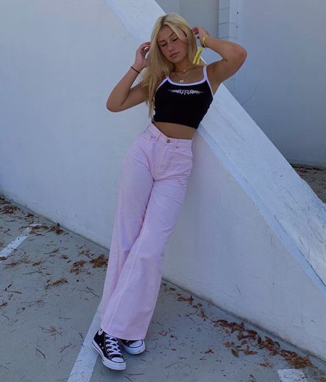 Stílusiskola: a fekete tornacipő tíz élete - DIVAT&STÍLUS - Stílusiskola - divat, fekete tornacipő, outfit, stílus, tavasz, 