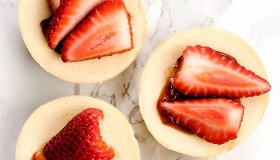 Sajttorta falatkák eperrel - A tavasz kedvence - STYLELIFE - Gasztronómia - eper, epres sajttorta, falat, recept, sajttorta, 