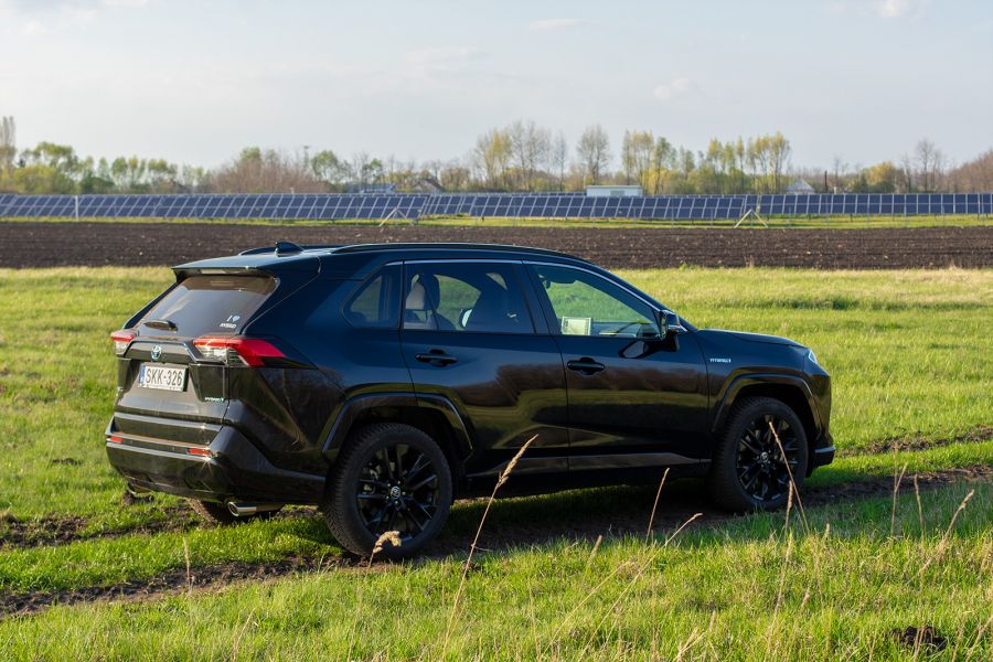 Black Cars Matter – Toyota Rav4 Black Edition - STYLENEWS - Mobility - rav4 2021, rav4 black edition, Rav4 black edition teszt, rav4 toyota, Toyota rav4 full-hybrid teszt, Toyota rav4 hybrid teszt, 