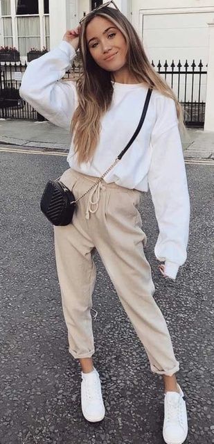 Stílusiskola: így viselj fehér pulcsikat - DIVAT&STÍLUS - Stílusiskola - divat, fehér pulcsi, outfit, stílus, 