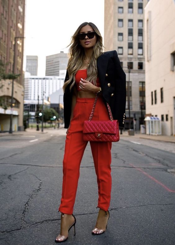 Stílusiskola: így viselj crop topokat blézerekkel - DIVAT&STÍLUS - Stílusiskola - blézer, crop top, divat, outfit, stílus, tavasz, 