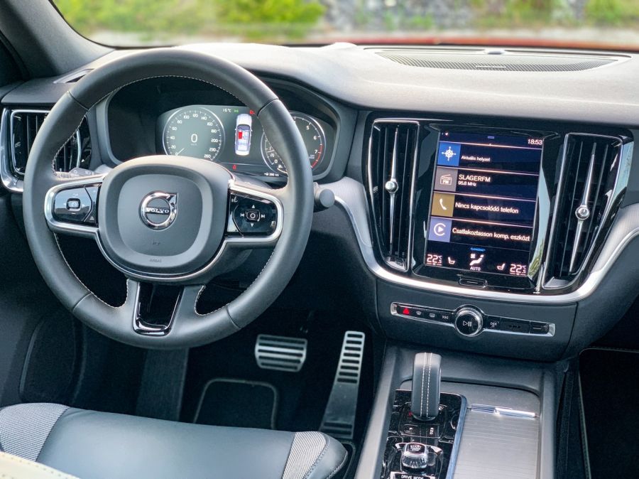 Egynél jobb a kettő – Volvo S60 B3 és T5 - STYLENEWS - Mobility - S60 teszt, s60 volvo, volvo s60, Volvo S60 B3 mild-hybrid teszt, Volvo S60 D3 vs. T5, Volvo S60 T5 teszt, 