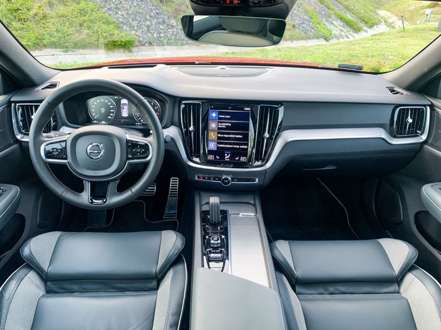 Egynél jobb a kettő – Volvo S60 B3 és T5 - STYLENEWS - Mobility - S60 teszt, s60 volvo, volvo s60, Volvo S60 B3 mild-hybrid teszt, Volvo S60 D3 vs. T5, Volvo S60 T5 teszt, 