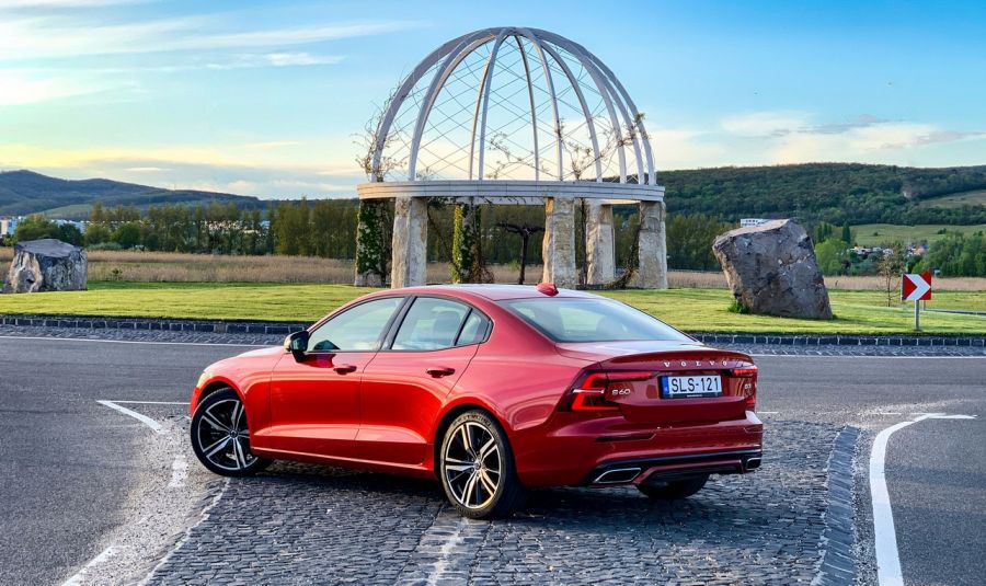 Egynél jobb a kettő – Volvo S60 B3 és T5 - STYLENEWS - Mobility - S60 teszt, s60 volvo, volvo s60, Volvo S60 B3 mild-hybrid teszt, Volvo S60 D3 vs. T5, Volvo S60 T5 teszt, 
