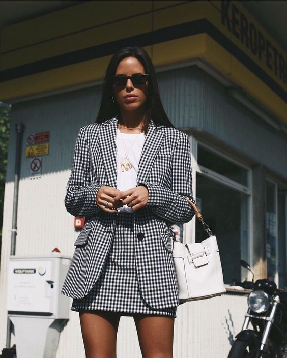 Stílusiskola: így viselj miniszoknyát, amikor hűvösre fordul az idő - DIVAT&STÍLUS - Stílusiskola - divat, miniszoknya, outfit, ősz, stílus, 