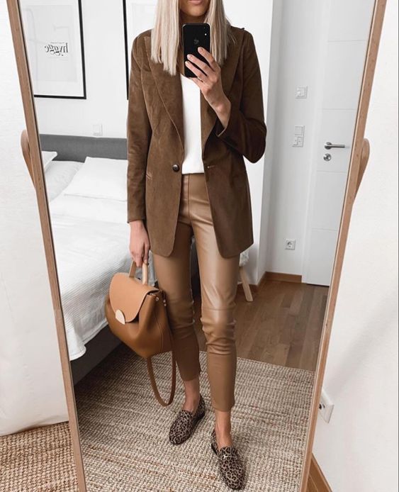 Stílusiskola: így viselj bőrnadrágokat ősszel - DIVAT&STÍLUS - Stílusiskola - bőrnadrág, divat, műbőrnadrág, outfit, ősz, stílus, tippek, 