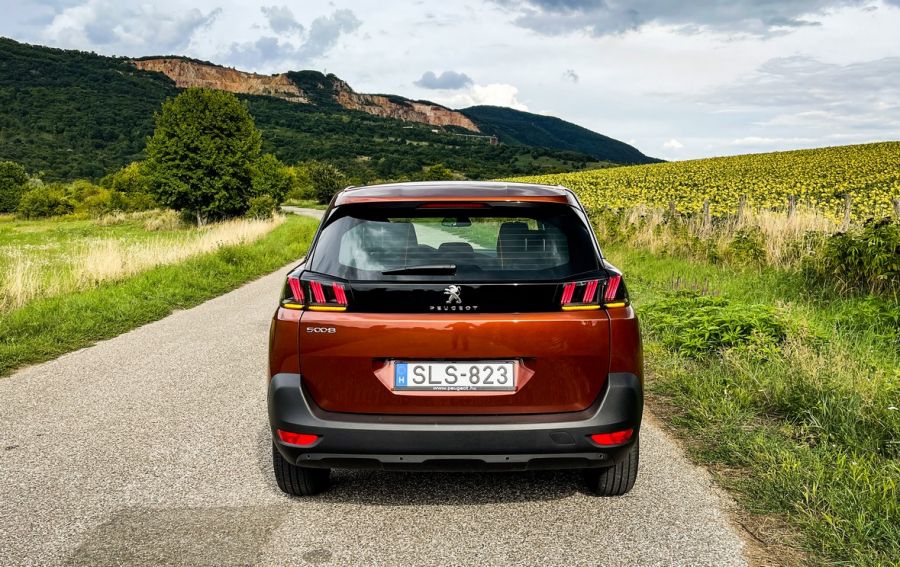 Családbarát – Peugeot 5008 Active Pack 1,5 Blue HDi - STYLENEWS - Kultúr-kitérő - 5008 dízel teszt, 5008 peugeot, 5008 peugeot 2021, 5008 teszt, Peugeot 5008 Active 1%2C5 dízel teszt, Peugeot 5008 dízel Active teszt, 