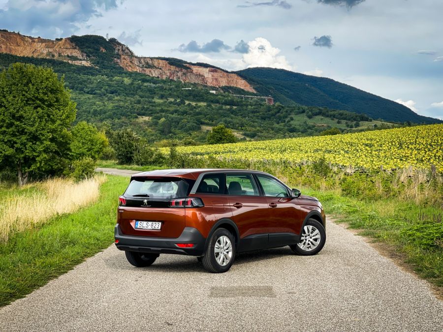Családbarát – Peugeot 5008 Active Pack 1,5 Blue HDi - STYLENEWS - Kultúr-kitérő - 5008 dízel teszt, 5008 peugeot, 5008 peugeot 2021, 5008 teszt, Peugeot 5008 Active 1%2C5 dízel teszt, Peugeot 5008 dízel Active teszt, 