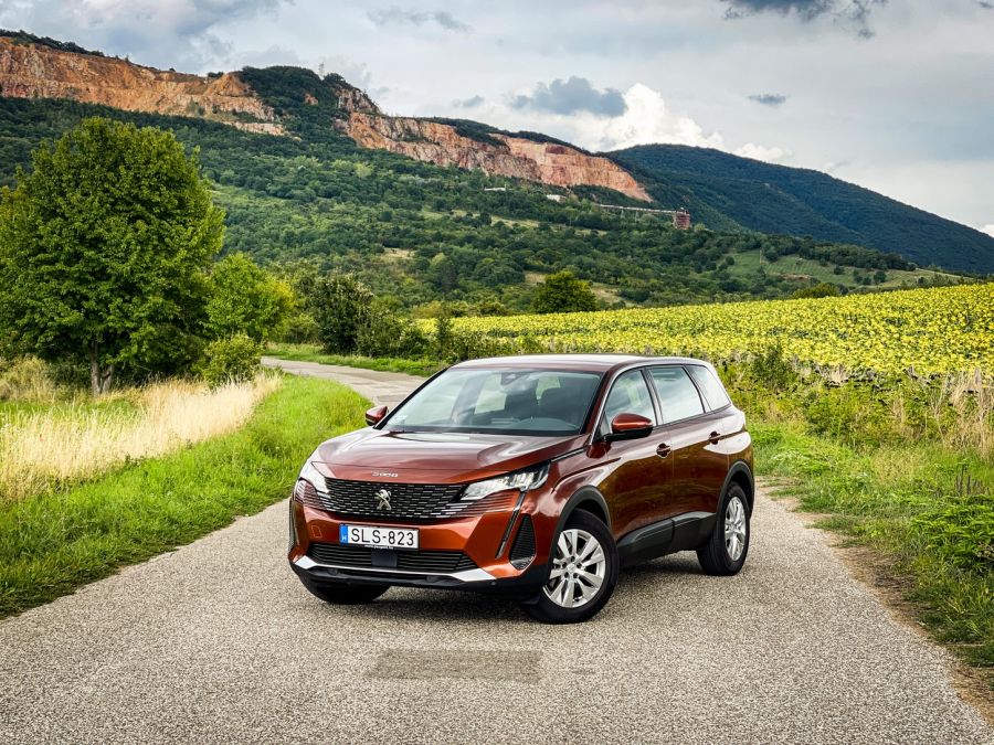 Családbarát – Peugeot 5008 Active Pack 1,5 Blue HDi - STYLENEWS - Kultúr-kitérő - 5008 dízel teszt, 5008 peugeot, 5008 peugeot 2021, 5008 teszt, Peugeot 5008 Active 1%2C5 dízel teszt, Peugeot 5008 dízel Active teszt, 