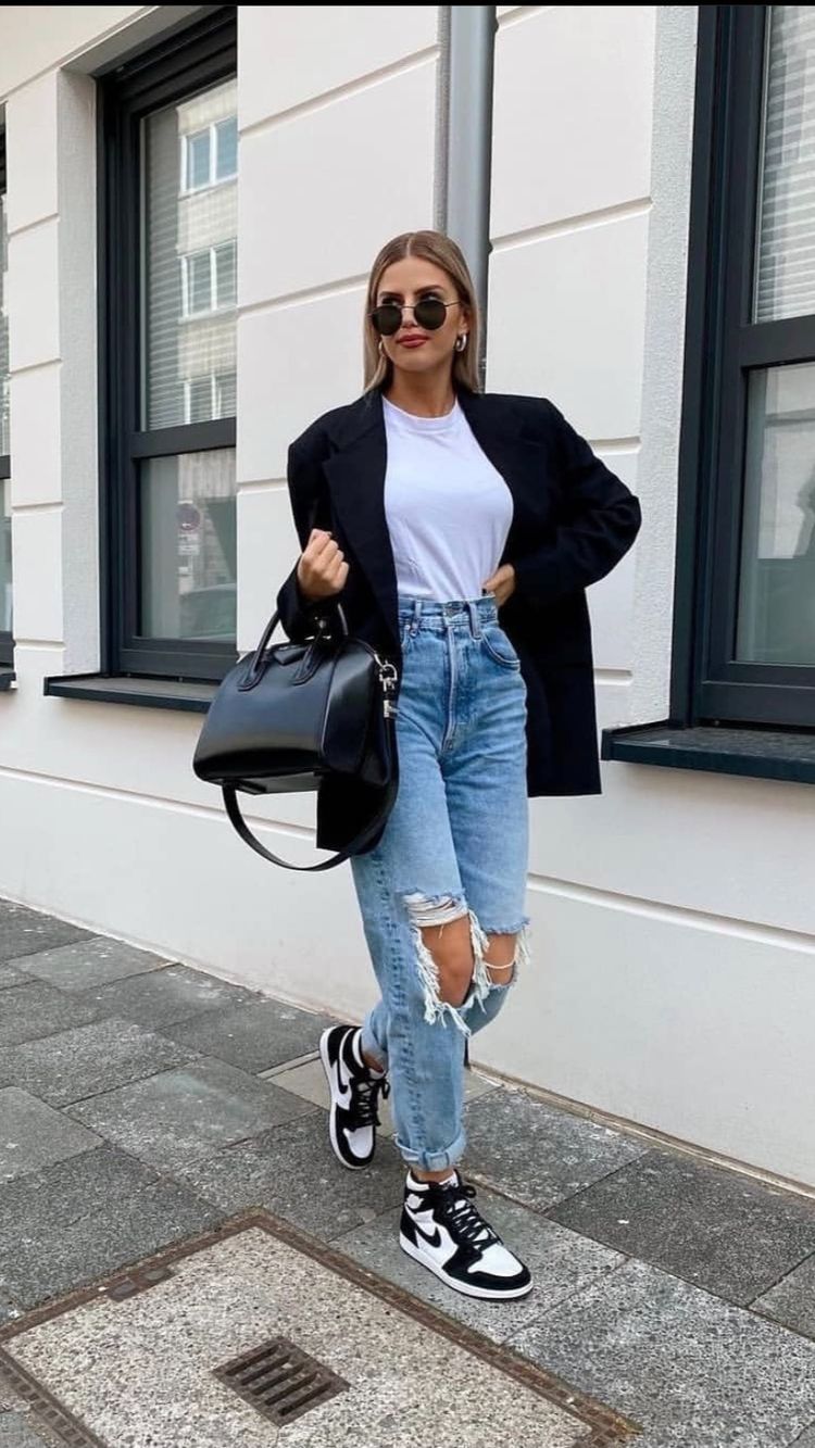 Stílusiskola: outfitek szaggatott farmerokkal az őszi szezonra - DIVAT&STÍLUS - Stílusiskola - 