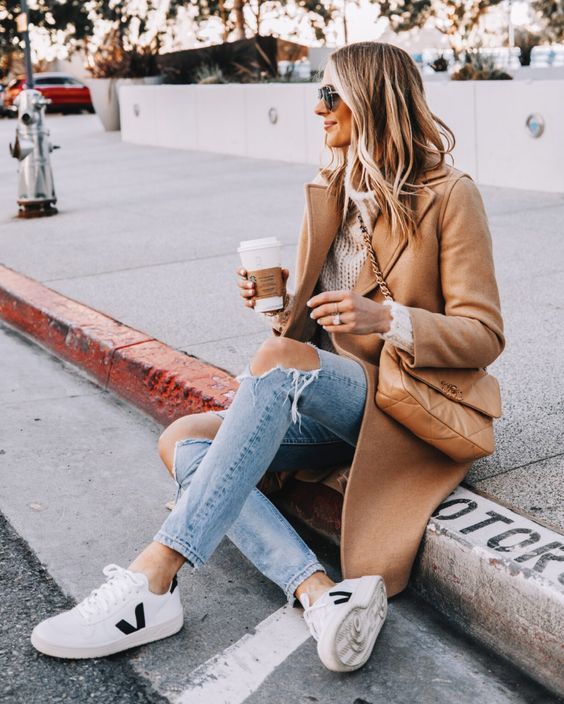 Stílusiskola: outfitek szaggatott farmerokkal az őszi szezonra - DIVAT&STÍLUS - Stílusiskola - divat, farmer, outfit, ősz, stílus, szaggatott farmer, 