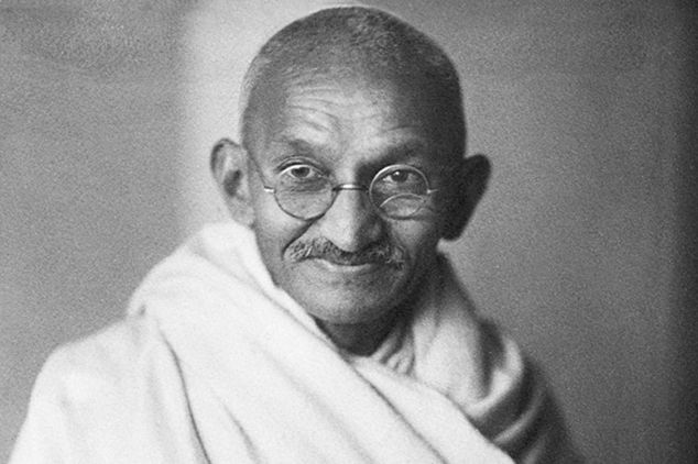 „A szeretet lángjaiban a legkeményebb vasnak is meg kell olvadnia.”	Idézetek Mahatma Gandhi-tól - STYLENEWS - Aktuális - gandhi, gandhi idézetek, idézetek, 