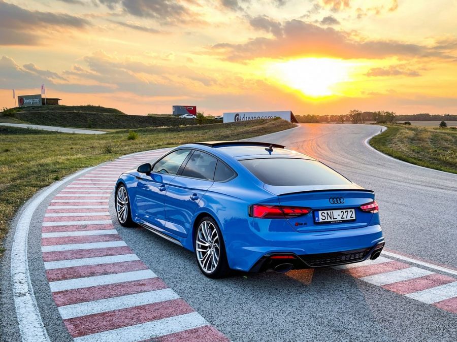 A gyönyörű nő, aki főzni is tud – Audi RS5 Sportback - STYLENEWS - Mobility - 2021 Audi RS5, Audi RS5 Sporback teszt, RS5 Audi, RS5 Sportback, 
