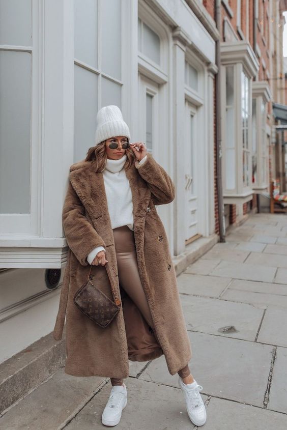 Stílusiskola: így viselj barna teddy coatokat - DIVAT&STÍLUS - Hírek  - 