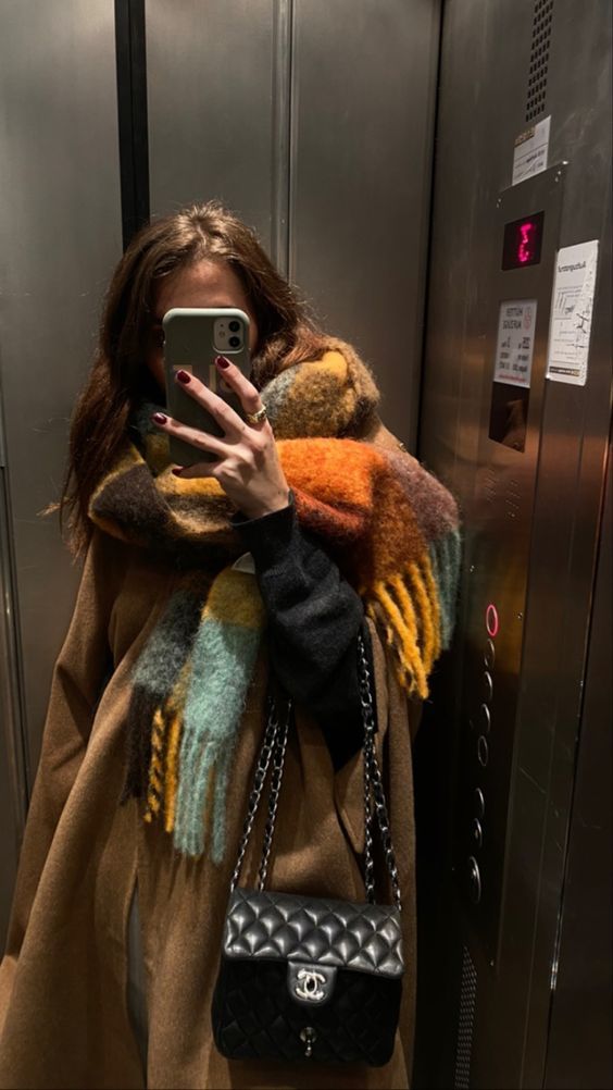 Stílusiskola: így viselj színes sálakat - DIVAT&STÍLUS - Stílusiskola - kötött sál, outfit, sál, stílus, tél, 