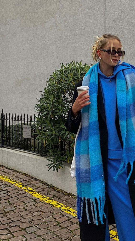 Stílusiskola: így viselj színes sálakat - DIVAT&STÍLUS - Stílusiskola - kötött sál, outfit, sál, stílus, tél, 