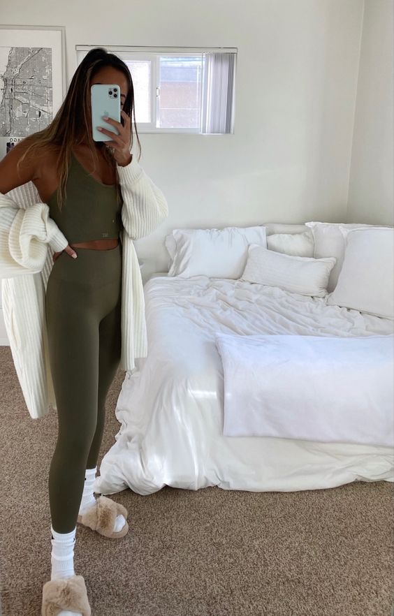 Stílusiskola: szettek nyugis szilveszteri programokhoz - DIVAT&STÍLUS - Stílusiskola - divat, kényelmes, otthon, outfit, stílus, szilveszter, 