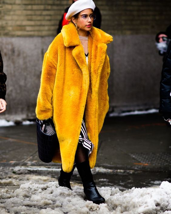 Stílusiskola: így viselj színes műszőrme kabátokat - DIVAT&STÍLUS - Stílusiskola - divat, kabát, műszőrme, műszőrme kabát, outfit, stílus, 