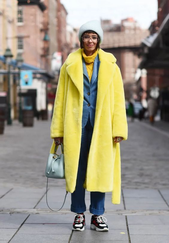 Stílusiskola: így viselj színes műszőrme kabátokat - DIVAT&STÍLUS - Stílusiskola - divat, kabát, műszőrme, műszőrme kabát, outfit, stílus, 