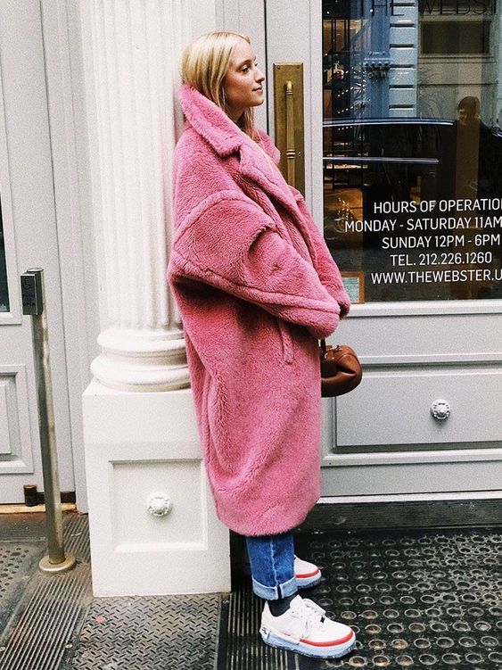 Stílusiskola: így viselj színes műszőrme kabátokat - DIVAT&STÍLUS - Stílusiskola - divat, kabát, műszőrme, műszőrme kabát, outfit, stílus, 