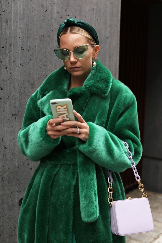 Stílusiskola: így viselj színes műszőrme kabátokat - DIVAT&STÍLUS - Stílusiskola - divat, kabát, műszőrme, műszőrme kabát, outfit, stílus, 