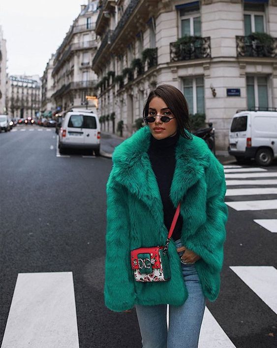 Stílusiskola: így viselj színes műszőrme kabátokat - DIVAT&STÍLUS - Stílusiskola - divat, kabát, műszőrme, műszőrme kabát, outfit, stílus, 