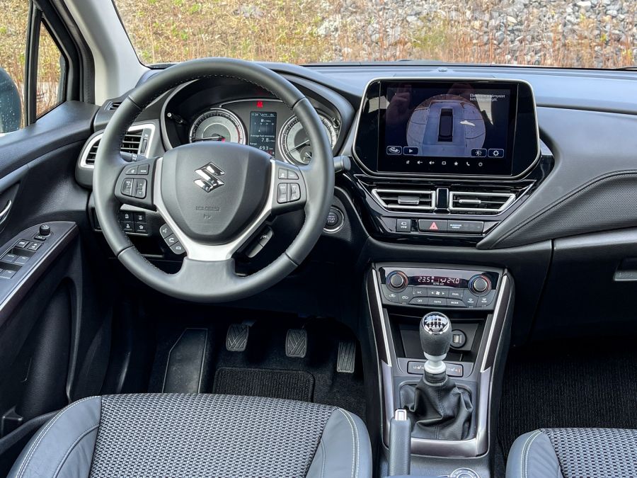 Több, mint facelift – Suzuki S-Cross 1.4 AllGrip GLX Panoráma - STYLENEWS - Mobility - s-cross 2022, s-cross teszt, suzuki, suzuki s cross, Suzuki S-Cross 1%2C4 GLX Panoráma teszt, Suzuki S-Cross 2021 teszt, Suzuki S-Cross 2022 teszt, 