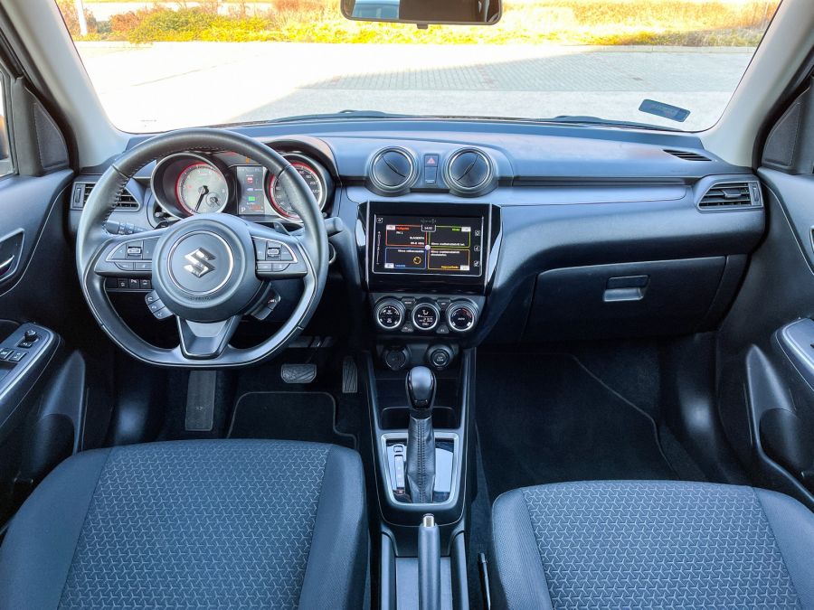 Mindegy kié, szeretem! – Suzuki Swift 1,2 mild-hybrid GLX CVT - STYLENEWS - Mobility - 2021 Suzuki Swift 1%2C2 GLX, 2021 Swift teszt, Suzuki Swift GLX automata teszt, Suzuki teszt, Swift GLX CVT teszt, Swift teszt, 