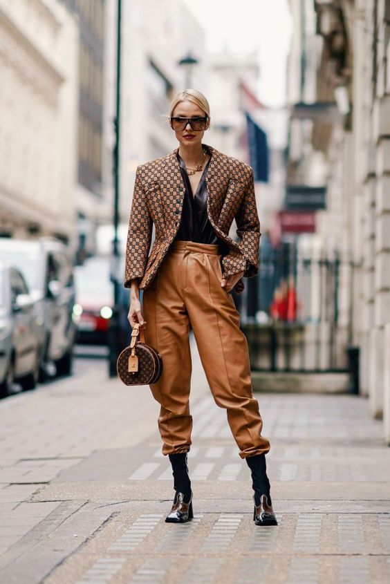 Stílusiskola: így viselj barna bőrnadrágokat - DIVAT&STÍLUS - Stílusiskola - barna bőrnadrág, bőrnadrág, divat, outfit, stílus, 