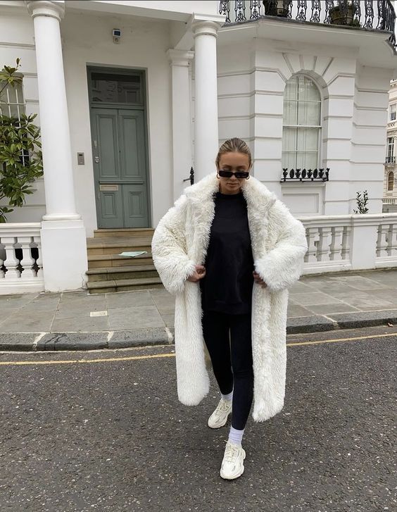 Stílusiskola: így viselj télen fehér műszőrme kabátokat - DIVAT&STÍLUS - Stílusiskola - divat, fehér bunda, műszőrme, outfit, stílus, 