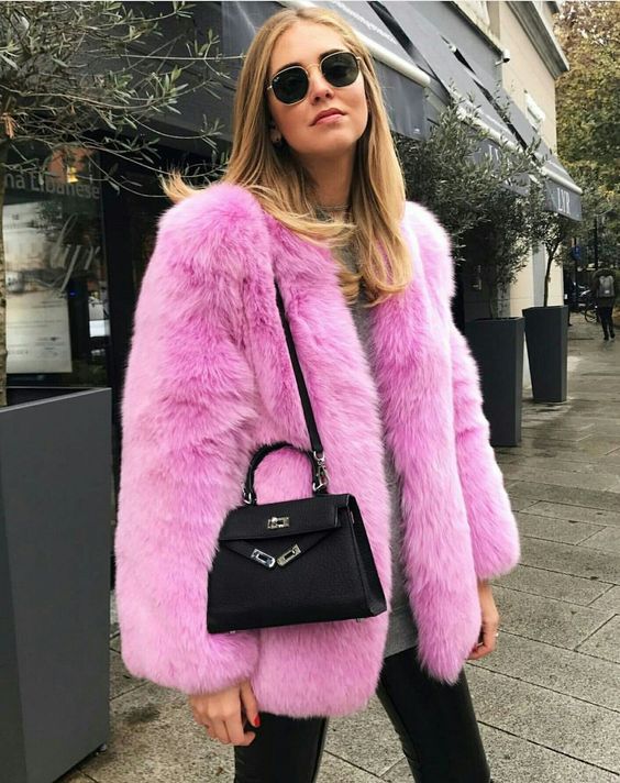 Stílusiskola: mondj búcsút a télnek színes szőrös kabátokban - DIVAT&STÍLUS - Stílusiskola - divat, outfit, stílus, színes, szőrös kabát, tavasz, tél, 