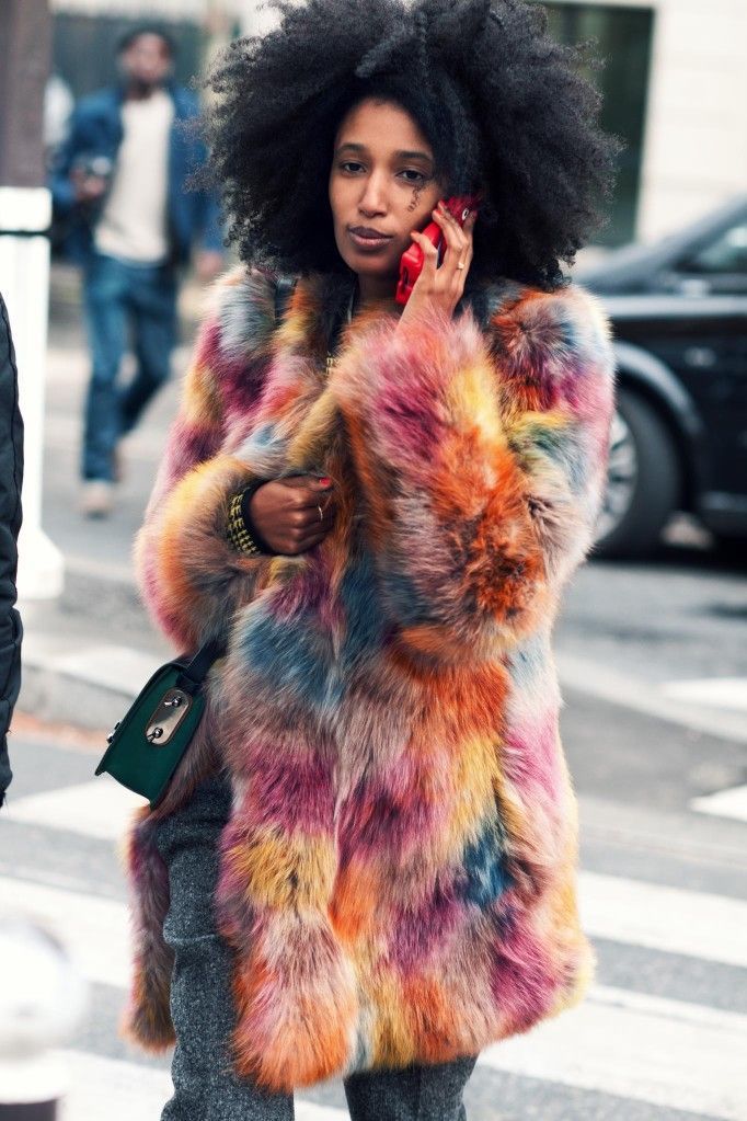 Stílusiskola: mondj búcsút a télnek színes szőrös kabátokban - DIVAT&STÍLUS - Stílusiskola - divat, outfit, stílus, színes, szőrös kabát, tavasz, tél, 