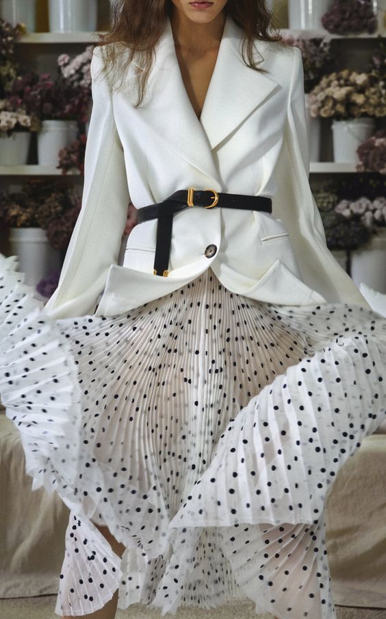 Stílusikola: a tavasz kedvencei a fehér blézerek - DIVAT&STÍLUS - Stílusiskola - blézer, divat, fehér blézer, outfit, stílus, 