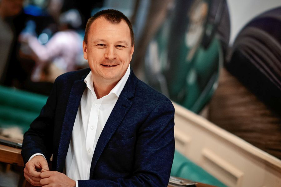 'Igazi terápia volt könyvet írni a Forma1-es élményeimről' – Megjelent Szujó Zoltán első könyve - STYLENEWS - Mobility - f1, forma1, könyv, könyvajánló, szujó zoltán, 