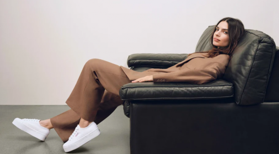 Emily Ratajkowski sportcipőre cserélte a magassarkút - DIVAT&STÍLUS - Celebrity - Emily Ratajkowski, sportcipő, superga, 