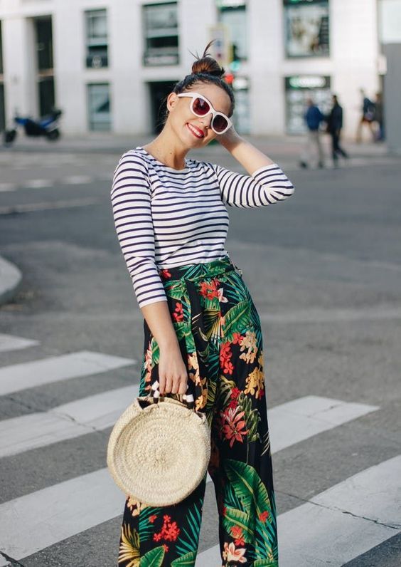 Stílusiskola: így viselj tavasszal virágmintás nadrágokat - DIVAT&STÍLUS - Stílusiskola - 