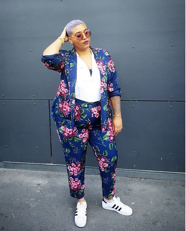 Stílusiskola: így viselj tavasszal virágmintás nadrágokat - DIVAT&STÍLUS - Stílusiskola - divat, outfit, stílus, tavasz, virágmintás nadrág, 