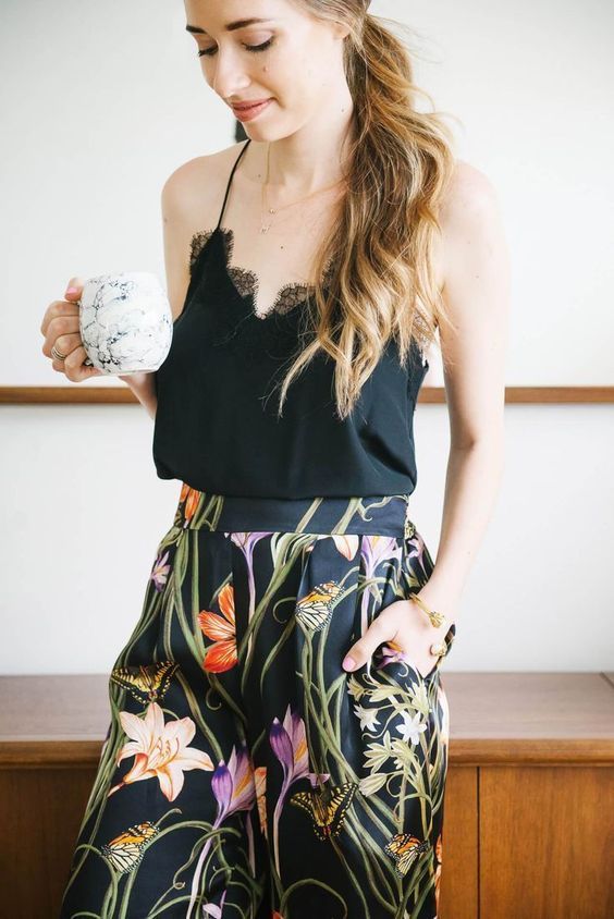 Stílusiskola: így viselj tavasszal virágmintás nadrágokat - DIVAT&STÍLUS - Stílusiskola - divat, outfit, stílus, tavasz, virágmintás nadrág, 